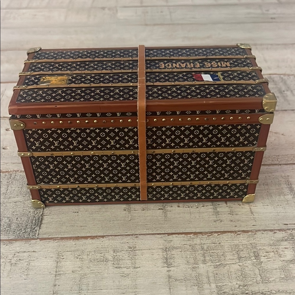 Louis Vuitton Monogram Trunk Paperweight with Gold Accents - Picture 4 of 9
